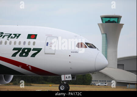 Farnborough, Hampshire, Royaume-Uni. 19 juillet, 2018. Un avion de ligne Boeing 787 Dreamliner roulait le long de la piste sur le quatrième jour du Farnborough International Airshow (FIA), qui se déroule, à Farnborough, Hampshire, Royaume-Uni. Le spectacle aérien, un vitrine pour l'industrie de l'aviation, est le plus grand de son genre et attire les acheteurs civils et militaires du monde entier. visiteurs professionnels sont normalement de plus de 100 000 personnes. Le volet commercial de l'exposition se poursuivra jusqu'au 20 juillet et est suivie d'un week-end de l'affiche de l'air destiné au grand public. Crédit : Michael Preston/Alamy Live News Banque D'Images