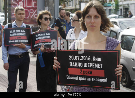 Kiev, Ukraine. 20 juillet, 2018. Les journalistes et les participants tiennent des pancartes ''20.07.2016. Kiev. Pavel Sheremet. 2 ans. Killers toujours pas trouvé'' lors d'un rassemblement à la scène où le journaliste Pavel Sheremet a été tué il y a deux ans à Kiev, Ukraine, le 20 juillet 2018. Les gens se sont réunis à à la mémoire de Pavel Sheremet, pour demander une enquête de son assassinat. Bélarus-né journaliste russe Pavel Sheremet a été tué dans une explosion de voiture dans le centre de Kiev le 20 juillet 2016. Crédit : Serg Glovny/ZUMA/Alamy Fil Live News Banque D'Images