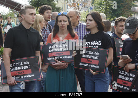 Kiev, Ukraine. 20 juillet, 2018. Les journalistes et les participants tiennent des pancartes ''20.07.2016. Kiev. Pavel Sheremet. 2 ans. Killers toujours pas trouvé'' lors d'un rassemblement à la scène où le journaliste Pavel Sheremet a été tué il y a deux ans à Kiev, Ukraine, le 20 juillet 2018. Les gens se sont réunis à à la mémoire de Pavel Sheremet, pour demander une enquête de son assassinat. Bélarus-né journaliste russe Pavel Sheremet a été tué dans une explosion de voiture dans le centre de Kiev le 20 juillet 2016. Crédit : Serg Glovny/ZUMA/Alamy Fil Live News Banque D'Images