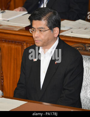 Tokyo, Japon. Tokyo, Japon. 20 juillet, 2018. Keiichi Ishii, le ministre des Terres, des infrastructures, des transports et du tourisme, à l'écoute d'un législateur de l'opposition expliquer le but d'une motion de censure contre le Premier ministre Shinzo Abe lors d'une séance plénière de la chambre basse des régimes alimentaires à Tokyo le vendredi 20 juillet 2018. Credit : AFLO Co.,Ltd/Alamy Live News Banque D'Images