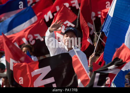 Managua, Nicaragua. 19 juillet, 2018. Le Président Daniel Ortega (C) forme lorsqu'il arrivera à une célébration de la révolution sandiniste du 39e anniversaire. Le président nicaraguayen a accusé l'Eglise catholique du pays de faire partie d'une tentative de coup d'État contre son gouvernement. Selon Ortega, l'évêques catholiques ne sont pas des intermédiaires dans la crise politique, mais plutôt une partie d'un complot putschiste. Crédit : Carlos Herrera/dpa/Alamy Live News Banque D'Images