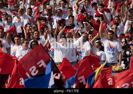 Managua, Nicaragua. 19 juillet, 2018. Le Président Daniel Ortega (C) faisant le signe de victoire entouré de partisans lors d'une célébration de la révolution sandiniste du 39e anniversaire. Le président nicaraguayen a accusé l'Eglise catholique du pays de faire partie d'une tentative de coup d'État contre son gouvernement. Selon Ortega, l'évêques catholiques ne sont pas des intermédiaires dans la crise politique, mais plutôt une partie d'un complot putschiste. Crédit : Carlos Herrera/dpa/Alamy Live News Banque D'Images