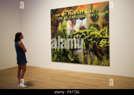 Tate Modern. Londres. UK 20 Juillet 2018 - Un membre du personnel se penche sur une toile colorée créé en collaboration avec l'artiste graffiti New York Lady Rose, un de qui sera présentée au Royaume-Uni pour la première fois. Travailler HolzerÕs Jenny est la dernière d'une série d'annuel s'affiche dans la chambres de l'artiste à la Tate Modern qui ouvre au public le lundi 23 juillet 2018. Jenny Holzer (b.1950) est réputé pour bold, texte et les installations qui intègrent les divers médias et une utilisation novatrice des technologies électroniques. Credit : Dinendra Haria/Alamy Live News Banque D'Images