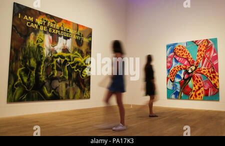 Tate Modern. Londres. UK 20 Juillet 2018 - les membres du personnel d'oeil à un toiles colorées créé en collaboration avec l'artiste graffiti New York Lady Rose, un de qui sera présentée au Royaume-Uni pour la première fois. Travailler HolzerÕs Jenny est la dernière d'une série d'annuel s'affiche dans la chambres de l'artiste à la Tate Modern qui ouvre au public le lundi 23 juillet 2018. Jenny Holzer (b.1950) est réputé pour bold, texte et les installations qui intègrent les divers médias et une utilisation novatrice des technologies électroniques. Credit : Dinendra Haria/Alamy Live News Banque D'Images