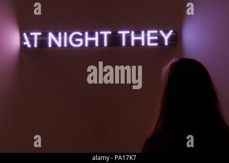 Tate Modern. Londres, Royaume-Uni. 20 juillet, 2018. Un membre du personnel regarde une sculpture à leds. Travailler HolzerÕs Jenny est la dernière d'une série d'annuel s'affiche dans la chambres de l'artiste à la Tate Modern qui ouvre au public le lundi 23 juillet 2018. Jenny Holzer (b.1950) est réputé pour bold, texte et les installations qui intègrent les divers médias et une utilisation novatrice des technologies électroniques. Credit : Dinendra Haria/Alamy Live News Banque D'Images