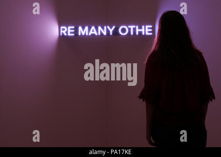 Tate Modern. Londres, Royaume-Uni. 20 juillet, 2018. Un membre du personnel regarde une sculpture à leds. Travailler HolzerÕs Jenny est la dernière d'une série d'annuel s'affiche dans la chambres de l'artiste à la Tate Modern qui ouvre au public le lundi 23 juillet 2018. Jenny Holzer (b.1950) est réputé pour bold, texte et les installations qui intègrent les divers médias et une utilisation novatrice des technologies électroniques. Credit : Dinendra Haria/Alamy Live News Banque D'Images