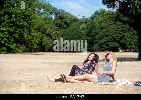 Hyde Park en été. Les gens profiter de la glorieuse longue période de beau temps pendant la canicule de 2018. London, Royaume-Uni 17 Juillet 2018 Crédit : Evening Standard Banque D'Images