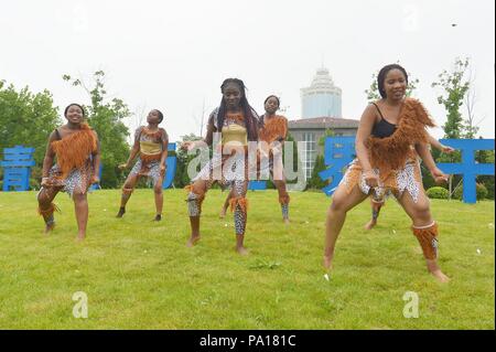 Qingdao, Qingdao, Chine. 20 juillet, 2018. Qingdao, Chine-La 28e Festival International de la bière à Qingdao débute à Shanghai, la Chine de l'est la province de Shandong. Crédit : SIPA Asie/ZUMA/Alamy Fil Live News Banque D'Images