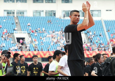 Beijing, Chine. 20 juillet, 2018. Joueur de football portugais Cristiano Ronaldo salue les fans comme il assiste à un événement promotionnel à Beijing, Chine, le 20 juillet 2018. Source : Xinhua/Alamy Live News Banque D'Images