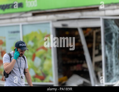 Brentwood, Essex, 20 juillet 2018 un distributeur automatique de billets a été volé dans le mur d'un magasin coopératif à Brentwood. La Police d'Essex ont été contactés par plusieurs membres du public à environ 1.20am aujourd'hui, vendredi 20 juillet, après les voleurs ciblé le store à Rayleigh Road, Hutton. Les suspects, qui portaient des vêtements sombres et les cagoules, utilisé un Land Rover à l'écraser sur l'avant du magasin avant puis à l'aide d'une meuleuse pour enlever la cash machine du mur endommagé. Crédit : Ian Davidson/Alamy Live News Banque D'Images