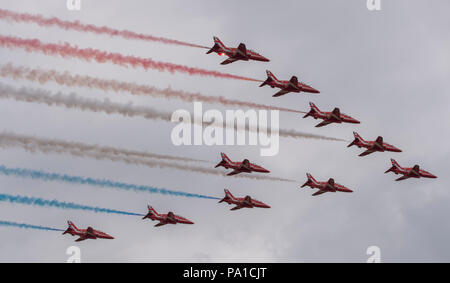 Farnborough, Hampshire, Royaume-Uni. 20 juillet, 2018. Dernière journée de la biennale Farnborough International Airshow 2018 Commerce FIA, généralement une journée de transition que les clients quittent en jets VIP et les membres du public arrivent à regarder l'accumulation pour le week-end public meeting aérien. Les flèches rouges RAF aerobatic team arrivent avec un défilé coloré avant de retourner à Peel Off et terre. Ils vont effectuer à Farnborough sur le public de semaine. Credit : Malcolm Park/Alamy Live News. Banque D'Images