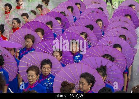 Jilin, Chine. 20 juillet, 2018. Plus de 500 femmes portant des cheongsams assister à la répétition d'un spectacle cheongsam du nord-est de la Chine, la province de Jilin. Le cheongsam est composé d'une seule pièce robe chinoise pour les femmes, également connu sous le nom de qipao. Crédit : SIPA Asie/ZUMA/Alamy Fil Live News Banque D'Images