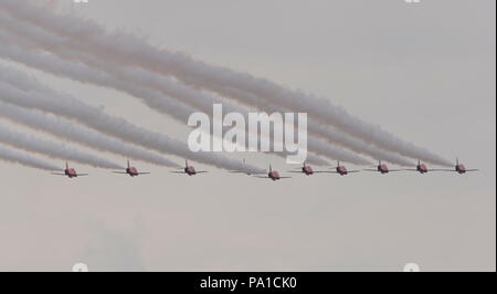 Farnborough, Hampshire, Royaume-Uni. 20 juillet, 2018. Dernière journée de la biennale Farnborough International Airshow 2018 Commerce FIA, généralement une journée de transition que les clients quittent en jets VIP et les membres du public arrivent à regarder l'accumulation pour le week-end public meeting aérien. Les flèches rouges RAF aerobatic team arrivent avec un défilé coloré avant de retourner à Peel Off et terre. Ils vont effectuer à Farnborough sur le public de semaine. Credit : Malcolm Park/Alamy Live News. Banque D'Images