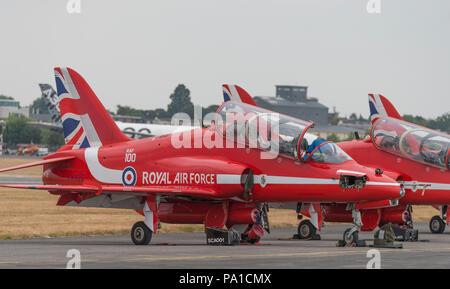 Farnborough, Hampshire, Royaume-Uni. 20 juillet, 2018. Dernière journée de la biennale Farnborough International Airshow 2018 Commerce FIA, généralement une journée de transition que les clients quittent en jets VIP et les membres du public arrivent à regarder l'accumulation pour le week-end public meeting aérien. Les flèches rouges RAF aerobatic team arrivent avec un défilé coloré avant de retourner à Peel Off et terre. Ils vont effectuer à Farnborough sur le public de semaine. Credit : Malcolm Park/Alamy Live News. Banque D'Images