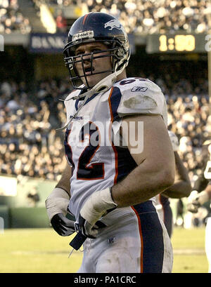 Oakland, Californie, USA. Dec 22, 2002. Denver Broncos guard Dan Neil (62) le dimanche, Décembre 22, 2002, dans la région de Oakland, Californie. Les raiders défait les Broncos 28-16. Crédit : Al Golub/ZUMA/Alamy Fil Live News Banque D'Images