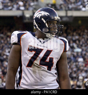 Oakland, Californie, USA. Dec 22, 2002. Denver Broncos attaquer Ephraim Salaam (74) le dimanche, Décembre 22, 2002, dans la région de Oakland, Californie. Les raiders défait les Broncos 28-16. Crédit : Al Golub/ZUMA/Alamy Fil Live News Banque D'Images