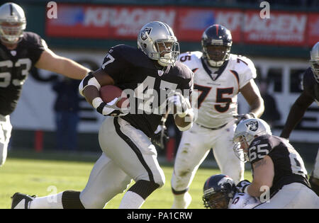 Oakland, Californie, USA. Dec 22, 2002. Oakland Raiders running back Tyrone Wheatley (47) le dimanche, Décembre 22, 2002, dans la région de Oakland, Californie. Les raiders défait les Broncos 28-16. Crédit : Al Golub/ZUMA/Alamy Fil Live News Banque D'Images