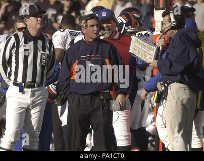 Oakland, Californie, USA. Dec 22, 2002. L'entraîneur-chef des Broncos Mike Shanahan le Dimanche, Décembre 22, 2002, dans la région de Oakland, Californie. Les raiders défait les Broncos 28-16. Crédit : Al Golub/ZUMA/Alamy Fil Live News Banque D'Images