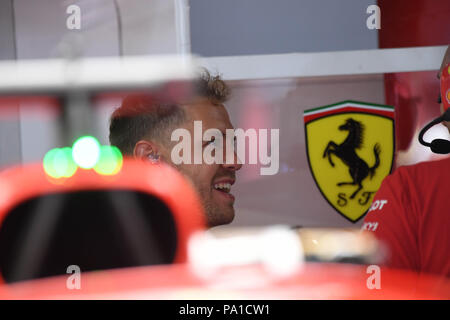 20 juillet 2018, l'Allemagne, Hockenheim, Motor sports, Championnat du Monde de Formule 1, Grand Prix de l'Allemagne : l'allemand Sebastian Vettel, pilote de la Scuderia Ferrari se prépare pour sa deuxième formation. Photo : Uli Deck/dpa Banque D'Images