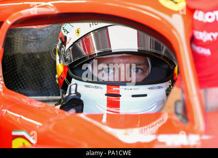20 juillet 2018, l'Allemagne, Hockenheim, Motor sports, Championnat du Monde de Formule 1, Grand Prix de l'Allemagne : l'allemand Sebastian Vettel, pilote de la Scuderia Ferrari se prépare pour sa deuxième formation. Photo : Uli Deck/dpa Banque D'Images
