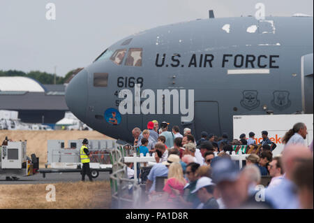 Farnborough, Hampshire, Royaume-Uni. 20 juillet, 2018. Dernière journée de la biennale Farnborough International Airshow 2018 Commerce FIA, généralement une journée de transition que les clients quittent en jets VIP et les membres du public arrivent à regarder l'accumulation pour le week-end public meeting aérien. Un grand Boeing C-17 Globemaster III Les avions de transport militaire de l'US Air Force, parcs dominant de spectateurs Crédit : Malcolm Park/Alamy Live News. Banque D'Images