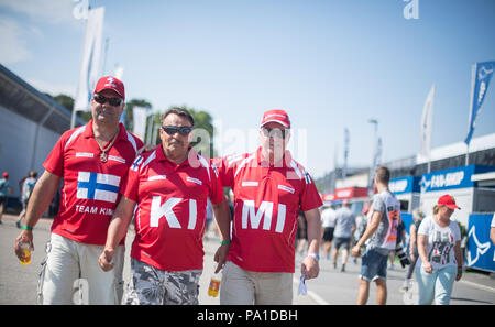 20 juillet 2018, l'Allemagne, Hockenheim, Motor sports, Championnat du Monde de Formule 1, Grand Prix de l'Allemagne : Fans de Formule 1 pilote Finlandais Räikkönen durant la deuxième formation. Photo : Sebastian Gollnow/dpa Banque D'Images