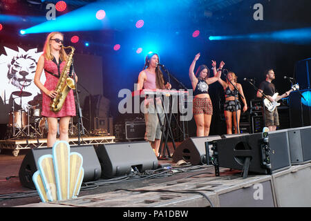 Nozstock près de Bromyard Herefordshire, Festival, UK - Vendredi 20 juillet 2018 - Le Collectif Samsara effectuer sur le stade du verger au début du 20e Nozstock music festival en chaleur du soleil avec des temps de 25c - Photo Steven Mai / Alamy Live News Banque D'Images