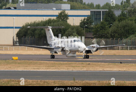 Farnborough, Hampshire, Royaume-Uni. 20 juillet, 2018. Dernière journée de la biennale Farnborough International Airshow 2018 Commerce FIA, généralement une journée de transition que les clients quittent dans un flux régulier d'avions de transport de personnalités comme membres du public arrivent à regarder l'accumulation pour le week-end public meeting aérien. Plusieurs grands avions de passagers aussi quitter après une semaine de démonstrations en vol du salon. Credit : Malcolm Park/Alamy Live News. Banque D'Images