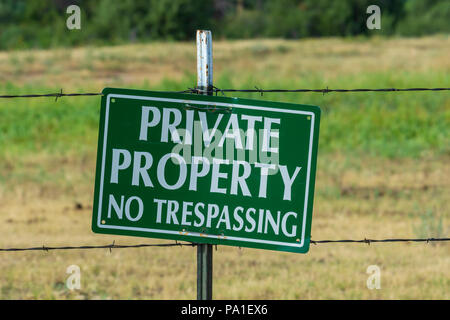 La propriété privée warning sign hanging sur Barb Wire Fence, Castle Rock Colorado nous. Banque D'Images
