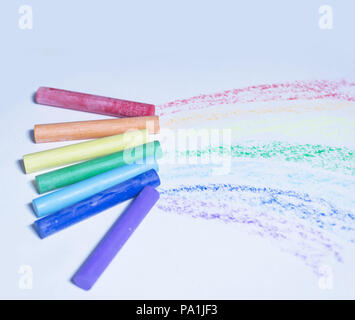Des crayons pour dessiner et la couleur des lignes sur une feuille de papier blanc Banque D'Images