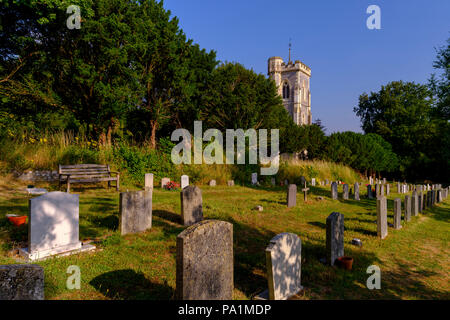 Vue d'été de l'Évangéliste St James Church, à l'Ouest dans la vallée de Meon Meon dans le parc national des South Downs, Hampshire, Royaume-Uni Banque D'Images