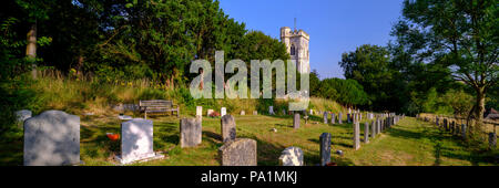 Vue d'été de l'Évangéliste St James Church, à l'Ouest dans la vallée de Meon Meon dans le parc national des South Downs, Hampshire, Royaume-Uni Banque D'Images