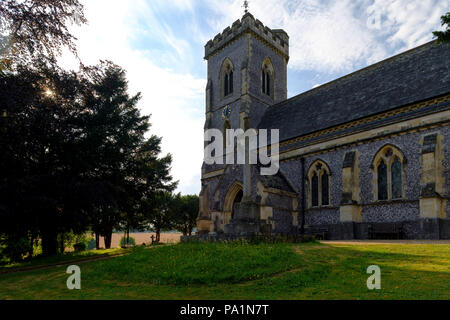 Vue d'été de l'Évangéliste St James Church, à l'Ouest dans la vallée de Meon Meon dans le parc national des South Downs, Hampshire, Royaume-Uni Banque D'Images