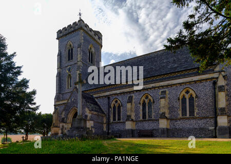 Vue d'été de l'Évangéliste St James Church, à l'Ouest dans la vallée de Meon Meon dans le parc national des South Downs, Hampshire, Royaume-Uni Banque D'Images