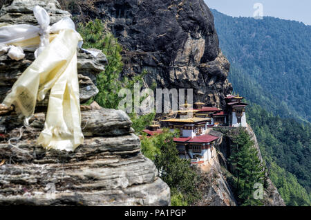 Point de vue Taktshang monastère, Bhoutan - tigres monastère nid aussi Palphug Taktsang monastère. Cette image est brouillée à dessein les bla Banque D'Images