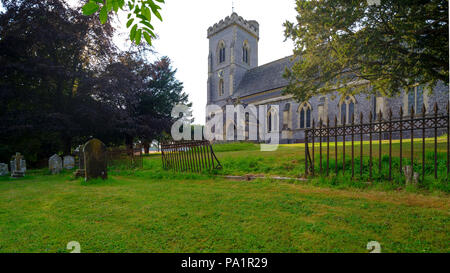 Vue d'été de l'Évangéliste St James Church, à l'Ouest dans la vallée de Meon Meon dans le parc national des South Downs, Hampshire, Royaume-Uni Banque D'Images