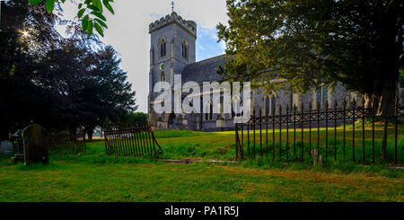 Vue d'été de l'Évangéliste St James Church, à l'Ouest dans la vallée de Meon Meon dans le parc national des South Downs, Hampshire, Royaume-Uni Banque D'Images