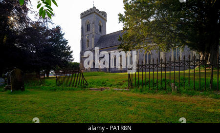 Vue d'été de l'Évangéliste St James Church, à l'Ouest dans la vallée de Meon Meon dans le parc national des South Downs, Hampshire, Royaume-Uni Banque D'Images