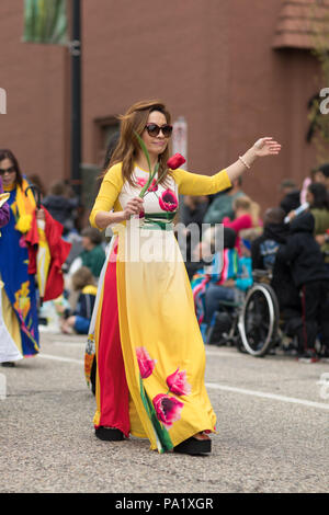 Holland, Michigan, USA - 12 mai 2018 Les membres de la communauté vietnamienne américaine du Michigan portant des vêtements traditionnels et en agitant et vietnames Banque D'Images