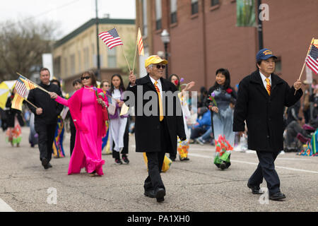 Holland, Michigan, USA - 12 mai 2018 Les membres de la communauté vietnamienne américaine du Michigan portant des vêtements traditionnels et en agitant et vietnames Banque D'Images