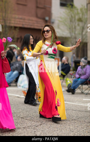 Holland, Michigan, USA - 12 mai 2018 Les membres de la communauté vietnamienne américaine du Michigan portant des vêtements traditionnels et en agitant et vietnames Banque D'Images