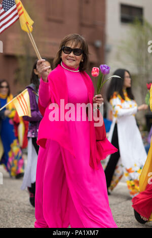 Holland, Michigan, USA - 12 mai 2018 Les membres de la communauté vietnamienne américaine du Michigan portant des vêtements traditionnels et en agitant et vietnames Banque D'Images