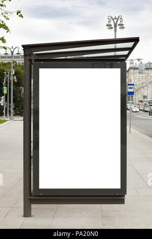 Blank billboard immersive en arrêt de bus. Banque D'Images