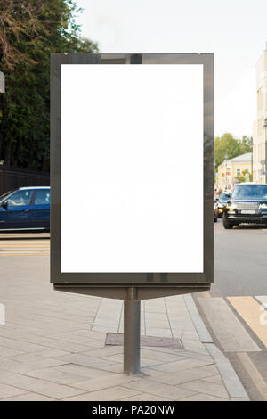 Blank billboard rue verticale affiche sur fond de la ville. Banque D'Images