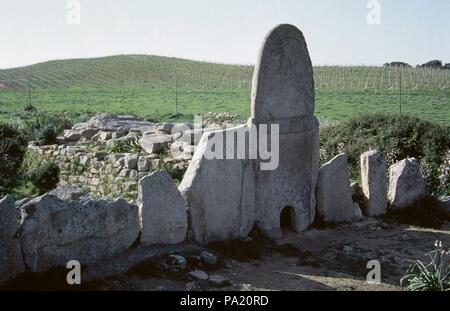 Tombe du géant de Coddu Vecchiu. Monument funéraire nuragiques, près d'Arzachena. Le site constists d'une stèle en pierre, une galerie et des mégalithes tombe. Fosse commune pour les notables de la Gens. Sardaigne, Italie. L'Âge du Bronze. 2500 BC. Banque D'Images