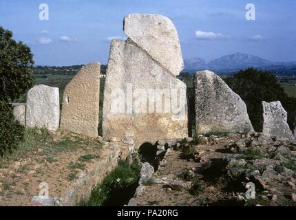 Tombeau du géant. Li Lolghi. Monument funéraire nuragiques, près d'Arzachena. Monument construit au milieu de l'âge de bronze. Fosse commune pour les notables de la Gens. Ces monuments ont été construits sur l'île principalement par les nuraghi, constructeurs de 1900 BC jusqu'à l'invasion par Carthage. Sardaigne, Italie. Banque D'Images