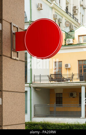 Singboard rond rouge blanc sur le mur de granit. Banque D'Images