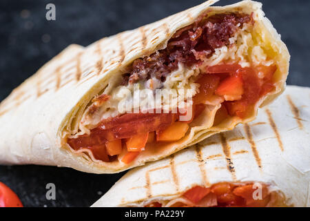 Délicieux shawarma sur fond noir Banque D'Images