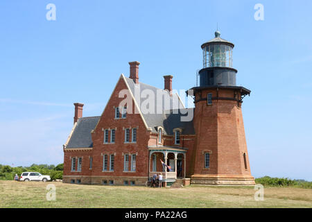 Le sud-est de l'historique de la lumière sur le Rhode Island, Block Island est une destination touristique populaire pour les visiteurs d'été. Banque D'Images