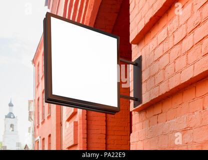Blanc carré singboard sur le mur de briques Banque D'Images